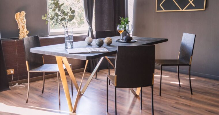 Rozkładane stoły, czyli sposób na sprytne zagospodarowanie małej przestrzeni w kuchni