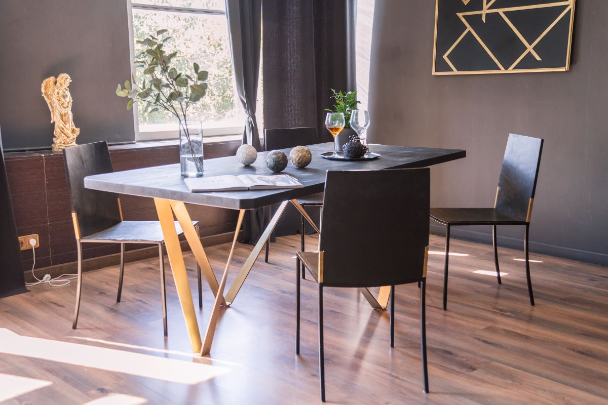 Rozkładane stoły, czyli sposób na sprytne zagospodarowanie małej przestrzeni w kuchni