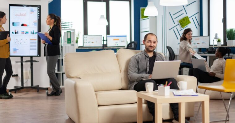 Krzesła z podłokietnikami – komfort i ergonomia